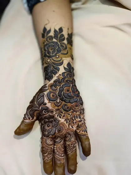 Another view of this intricate floral bridal mehendi.