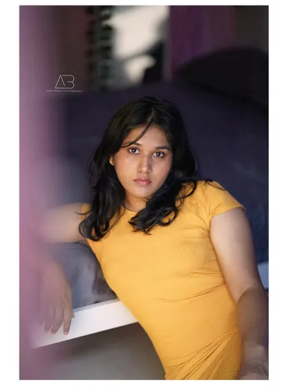 A slightly different pose from the indoor shoot, this one has a more direct and engaging feel.