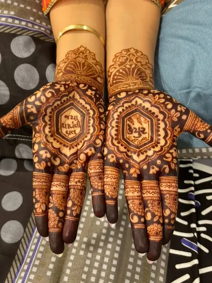 A beautiful 24-hour stain for Jaya Parvati Vrat, with auspicious symbols.