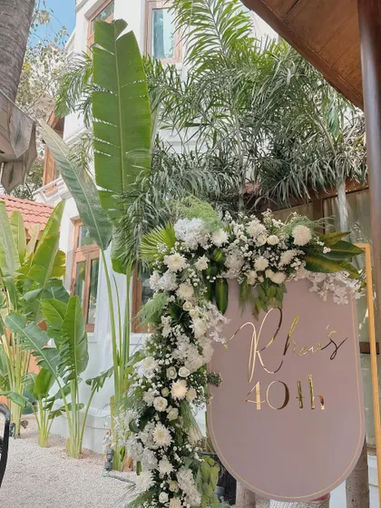 For a 40th birthday, we used a classic and timeless white and green color palette, with lush floral arrangements creating an elegant and fresh atmosphere for the celebration.