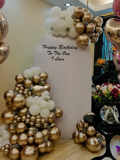 A close-up view of the balloon arrangement and the fresh flower bouquet, showing how we combine elements for a luxurious feel.