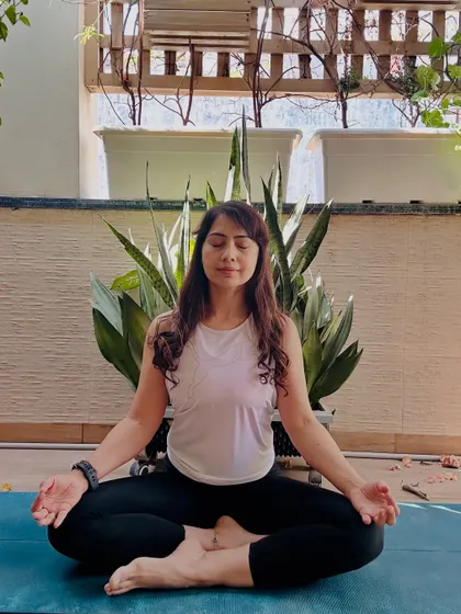 To honor Maa Brahmacharini on Day 2, we practice Sukhasana (Easy Pose) with Jnana Mudra. This meditative pose calms the nervous system and aligns us with our higher purpose, reflecting her serene energy.