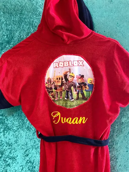 Make bath time fun with our personalised kids' bathrobes. This red one features a Roblox theme and can be embroidered with your child's name.