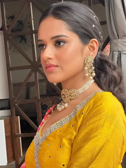 This look is perfect for a sundowner Haldi. The makeup is glamorous yet fresh, and the yellow outfit radiates pure joy.