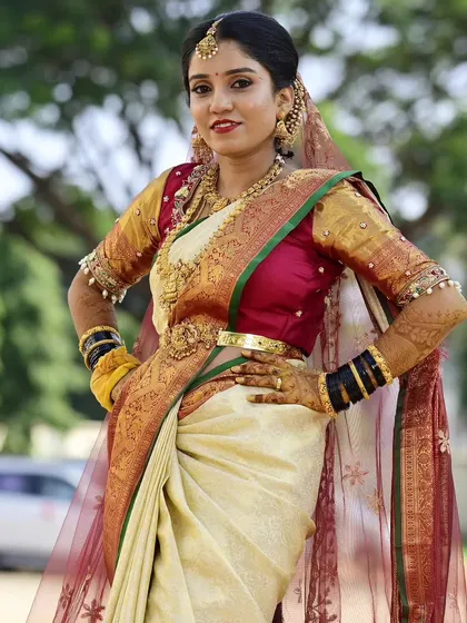 This full-length shot of Sahana shows how the entire muhurtham attire, from the saree drape to the jewellery, is balanced by the bridal makeup.