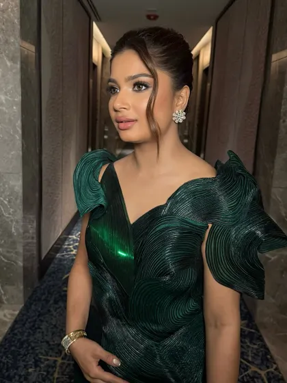 Metallic glam for the gorgeous Riddhi. I loved doing these green chrome eyes paired with the perfect pink nude lips and bronzed cheeks. That top knot makes it oh so glam.