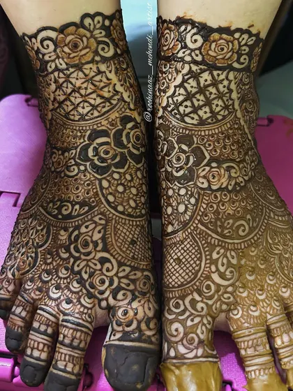 Another beautiful bridal leg design, a collaboration with a fellow artist. The patterns are intricate and the coverage is stunning.