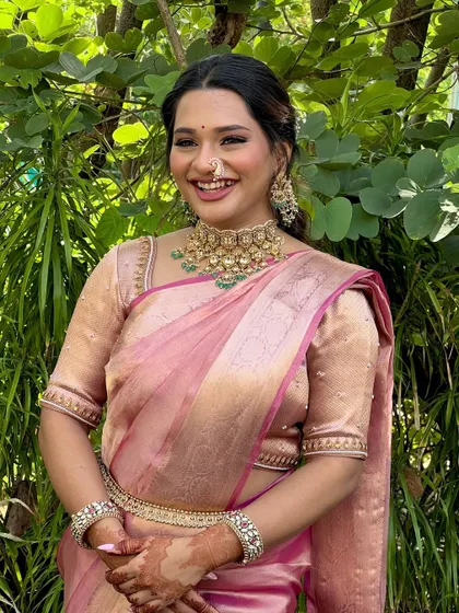 Her smile says it all. This look is perfect for a daytime engagement ceremony, fresh, pretty, and not overdone.
