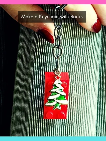 Make a keychain with bricks and festive charms, a perfect personalized accessory to take home.