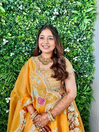 Another beautiful shot of this radiant HaathDaan look. The makeup is timeless and elegant, perfect for any traditional ceremony.