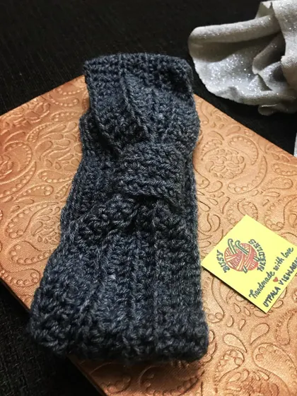 This dark grey bow headband is perfect for the cooler Bangalore weather. It keeps your ears warm while still looking super stylish.
