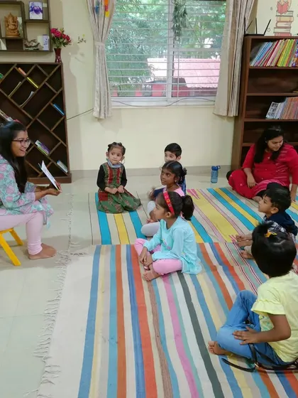 The storyteller interacts with the children, asking them about their favorite sweets, connecting the story to their own lives.