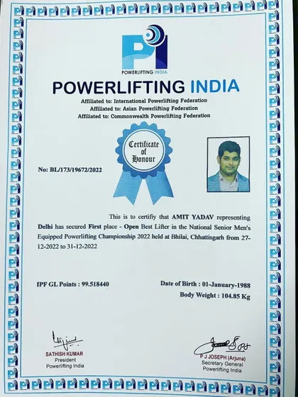 The certificate of honor for securing first place and the Open Best Lifter title at the National Senior Men's Equipped Powerlifting Championship.