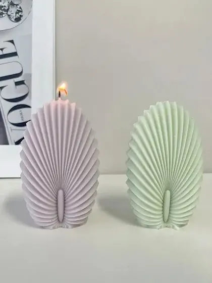This elegant palm leaf-shaped silicone mould is perfect for creating modern, decorative candles. The finished candles have a beautiful, ribbed texture that looks stunning in any home.
