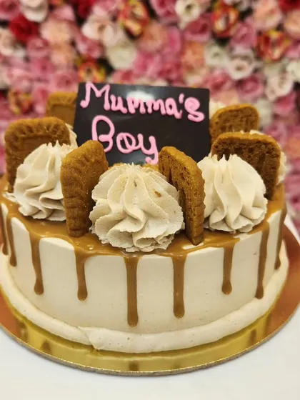 A delicious Lotus Biscoff cake, one of my most popular premium flavors. It's topped with Biscoff cookies and a caramel drip.