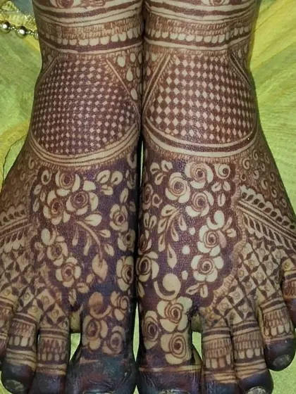 This foot mehendi features a dense pattern of roses, creating a beautiful and romantic look.