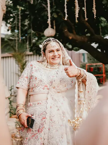 A candid moment of the bride giving a thumbs-up. This fun, relaxed shot shows her personality and the joyful, unstaged moments I love to capture.