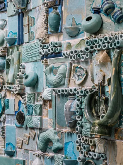 Another detail of the ceramic mural. The level of detail is incredible, with different textures and finishes on each small piece. It’s a piece you can look at for hours and always discover something new.