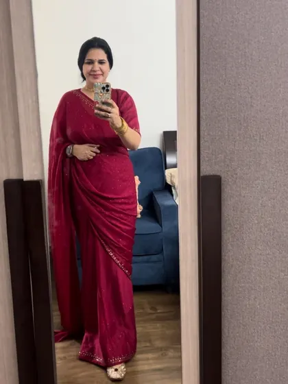 A mirror selfie in a beautiful maroon saree. This is a great color for festive occasions and the fabric has a lovely subtle shimmer.