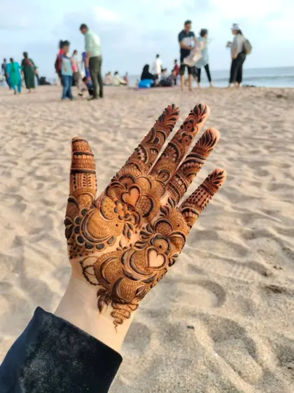 The same romantic heart-themed design, captured up close at the beach. A perfect design for a destination wedding or a pre-wedding shoot.