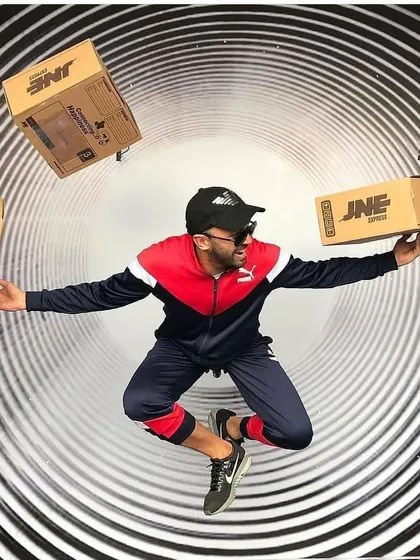 Our anti-gravity booths can be used to creatively showcase products. In this setup for JNE Express, the participant appears to be floating effortlessly with branded packages, creating a clever and visually engaging piece of marketing content.