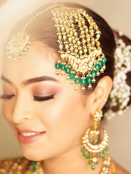 The eyes tell a story, and my passion is to make them unforgettable. This smokey eye, enhanced with a delicate touch of glitter, creates a look of mesmerizing depth and radiance, perfect for an evening of celebration.