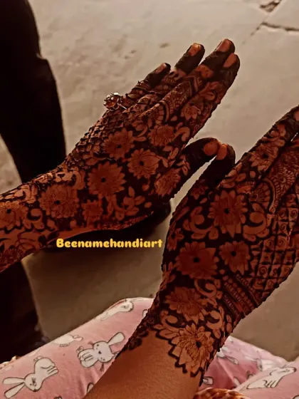 A beautiful floral jaal design covering the hands. This is a classic and timeless pattern that is always in style.