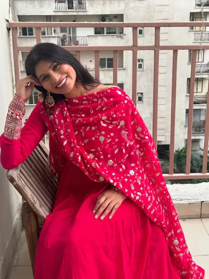 A final portrait in this festive look. The combination of the bright color, detailed embroidery, and traditional jewelry creates a complete and polished festive style.