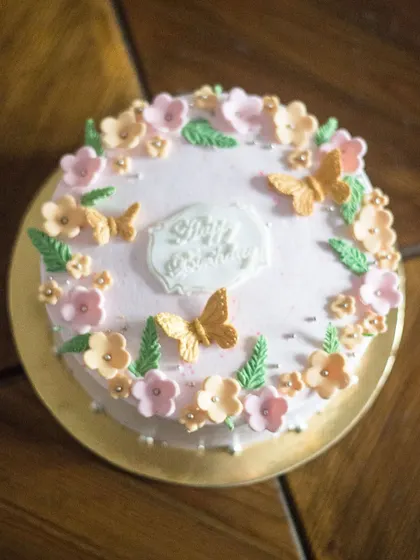 This floral and butterfly cake was a special request from a client for her mother. While it's not my usual palette knife style, I enjoyed creating the delicate fondant flowers and golden butterflies for a different kind of pretty.