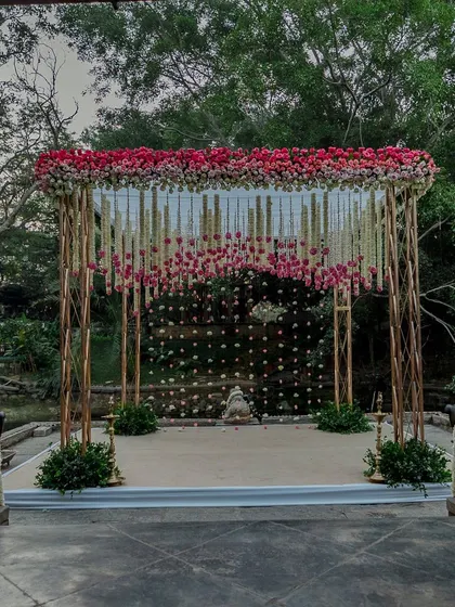 Pretty in pink, this mandap setup at The Tamarind Tree creates a soft and romantic atmosphere. The structure is adorned with hanging garlands of white tuberose and pink carnations, flanked by two majestic elephant statues, blending tradition with delicate beauty.