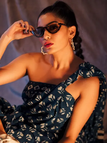 A close-up on the details of the look, from the sunglasses to the earrings. This helps tell the complete fashion story.