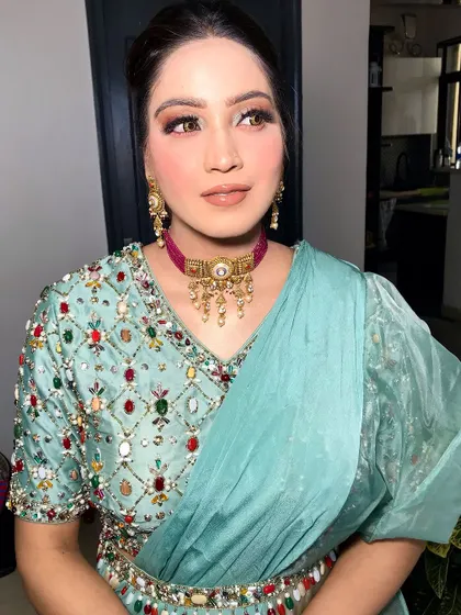 A beautiful portrait of this elegant party makeup.