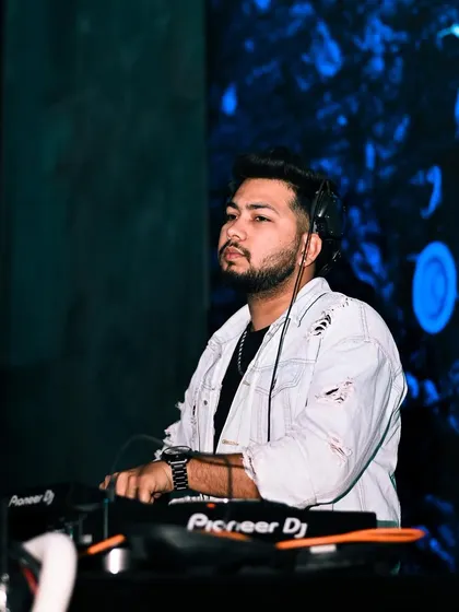 A close-up, focused on the mix. Every transition, every track matters.