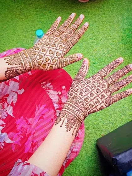 A clear shot of a jaali pattern on the back of the hands. This net-like design is one of my specialties and is always in demand.