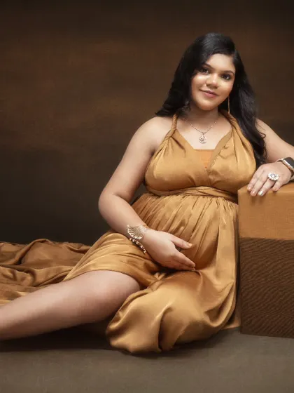Golden hour, timeless memories. This frame is proof of the magical phase of pregnancy, a perfect blend of elegance, warmth, and emotion.