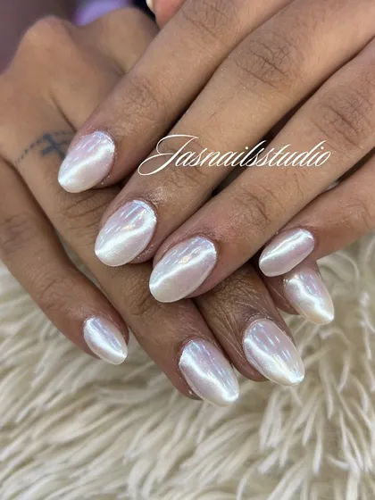 The viral "glazed donut" look. This is a pearly white chrome powder over a neutral base, giving a clean, healthy, and beautifully iridescent shine.