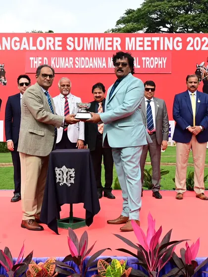 Mr. Marthand Singh Mahindra presents The D. Kumar Siddanna Memorial Trophy to the owner of Ice of Fire.