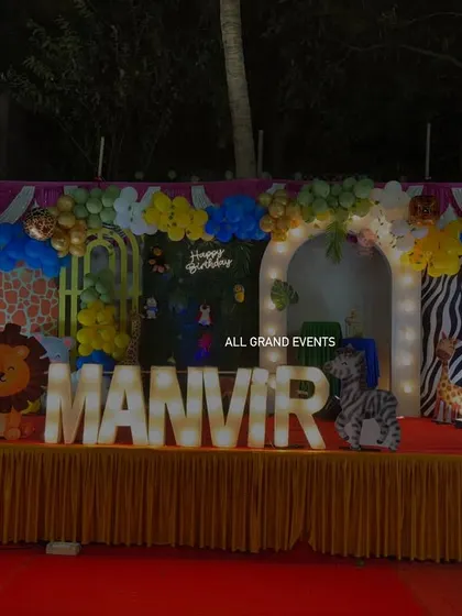 The complete jungle-themed stage, set up for an exciting outdoor birthday adventure.