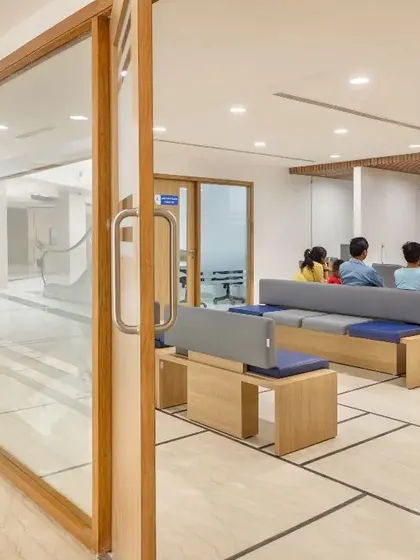 The admissions area is designed to be open and approachable. Natural wood tones, comfortable seating, and clear glass partitions create a sense of transparency and trust, easing the stress of the hospital admission process.