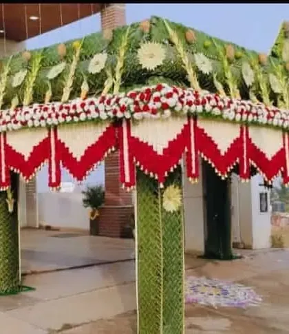 A 'Step Chapra' design, where the palm leaf roof is built in tiers. This adds architectural interest and grandeur to the entrance of the home or venue.