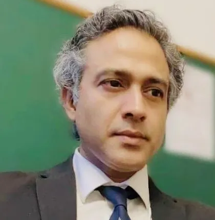 A professional portrait reflecting my commitment to the law. With over 20 years in the field, I bring a seasoned perspective to every case, whether it involves criminal defense, corporate litigation, or arbitration.