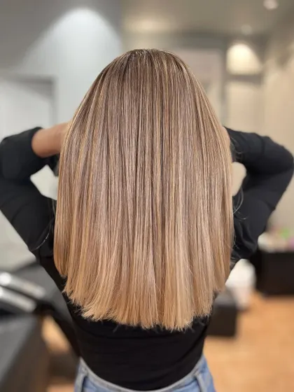 The final look of the Airtouch Balayage. The color is a beautiful beige blonde that looks both natural and striking.
