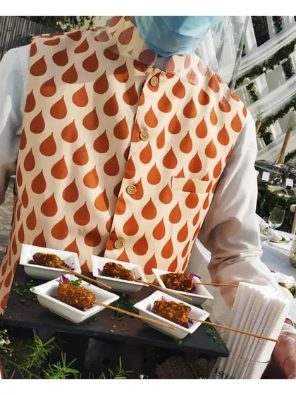 Skewered kebabs presented in individual serving dishes, a clean and convenient way for guests to enjoy this popular appetizer.