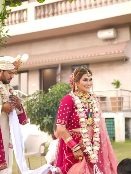 My makeup is designed to look beautiful not just up close, but also in your official wedding photos. Here you can see how the bride's makeup looks fresh and radiant during the outdoor ceremony.
