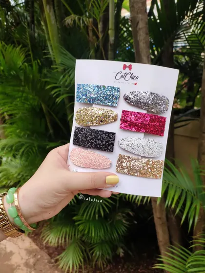 Sparkle and style with our glitter hair barrettes! This card features eight different glittery clips, perfect for summer and monsoon fashion.