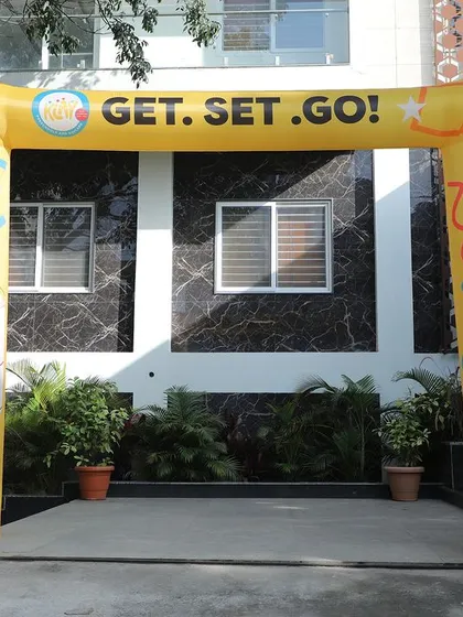 A duplicate shot of the inflatable "Get Set Go" entrance arch.