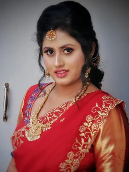 Amrutha looking gorgeous with soft curls and glowing makeup. This look is a perfect blend of modern hairstyle and traditional attire.
