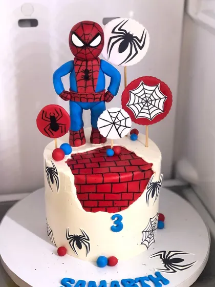 Your friendly neighborhood Spider-Man, ready for action on this brick-themed cake. A perfect centerpiece for a superhero party.