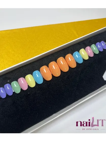 Another look at my pastel rainbow press-on set, beautifully arranged in its box. It’s the perfect way to wear all your favorite soft shades at once.