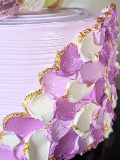 A close-up of the palette knife work on this lavender cake. I use this technique to create textured, petal-like effects with buttercream, adding an artistic touch to the design.